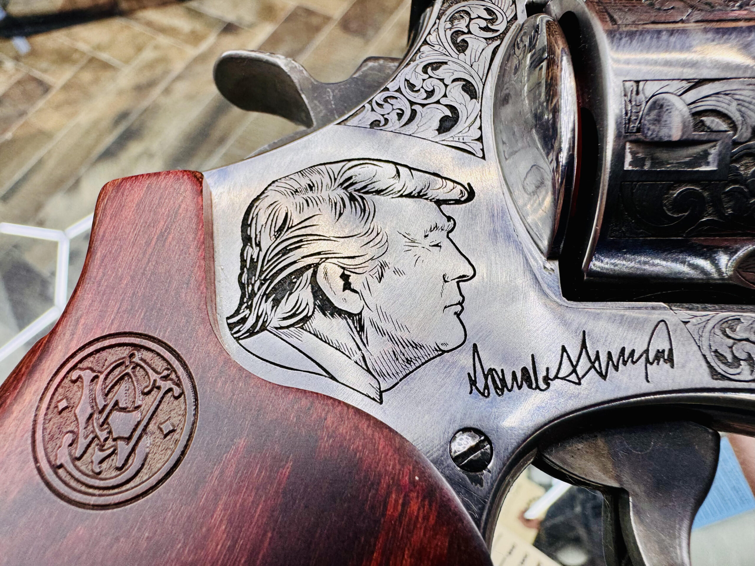 Smith & Wesson, 629 Deluxe, 44 Magnum, Trump Edition 45/47 Golden Era Deep Engraved - Image 3